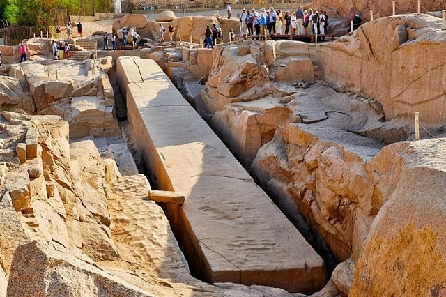 المسلة الناقصة في أسوان