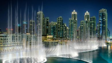 نافورة دبي الراقصة – تجربة مائية موسيقية مذهلة أمام برج خليفة ودبي مول.