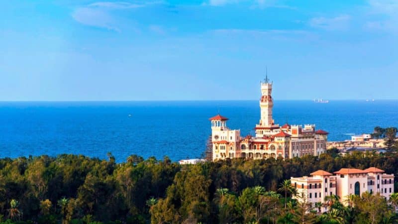 شاطئ المنتزه في الإسكندرية المياه الزرقاء