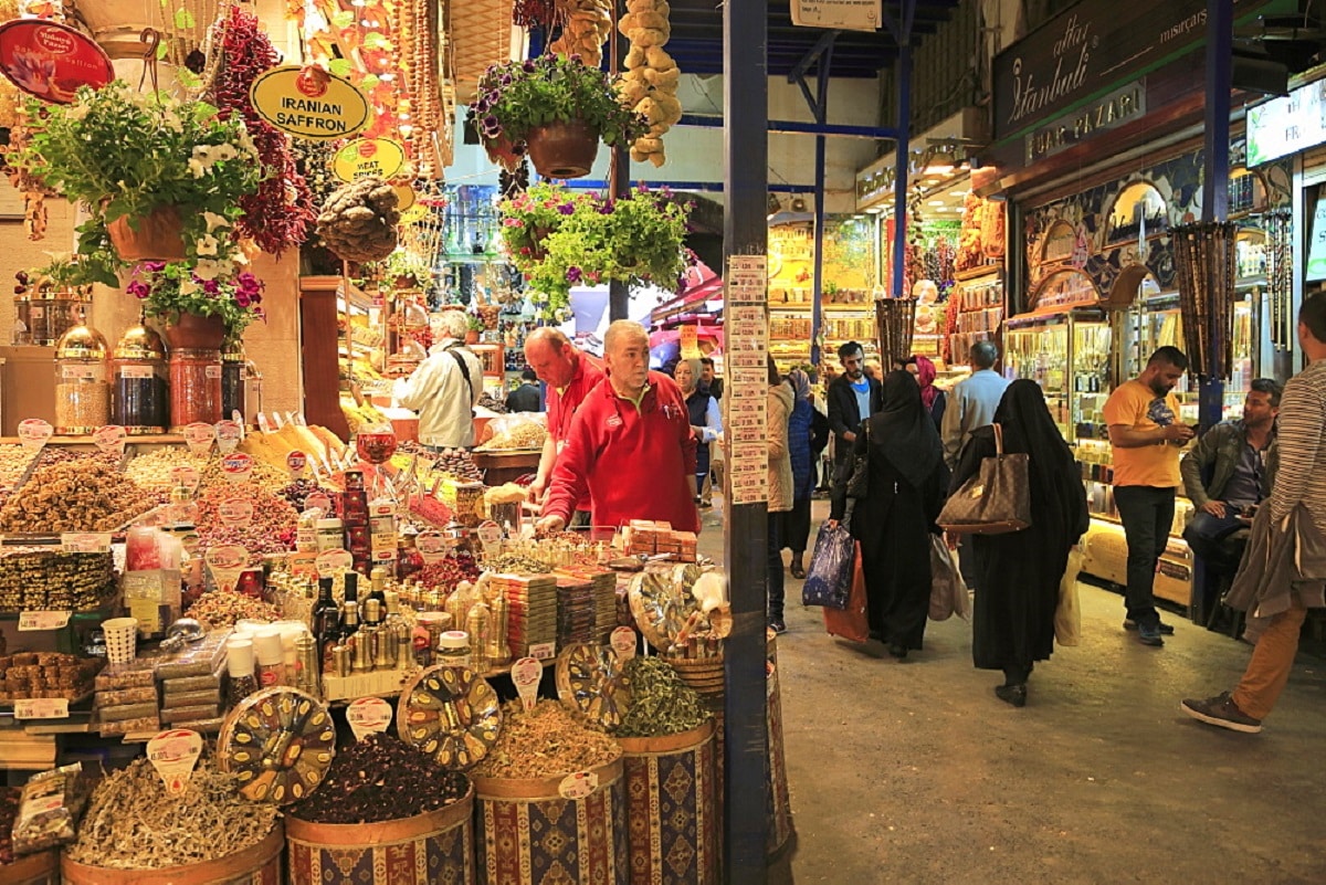 الزوار يتجولون في السوق المصري في إسطنبول