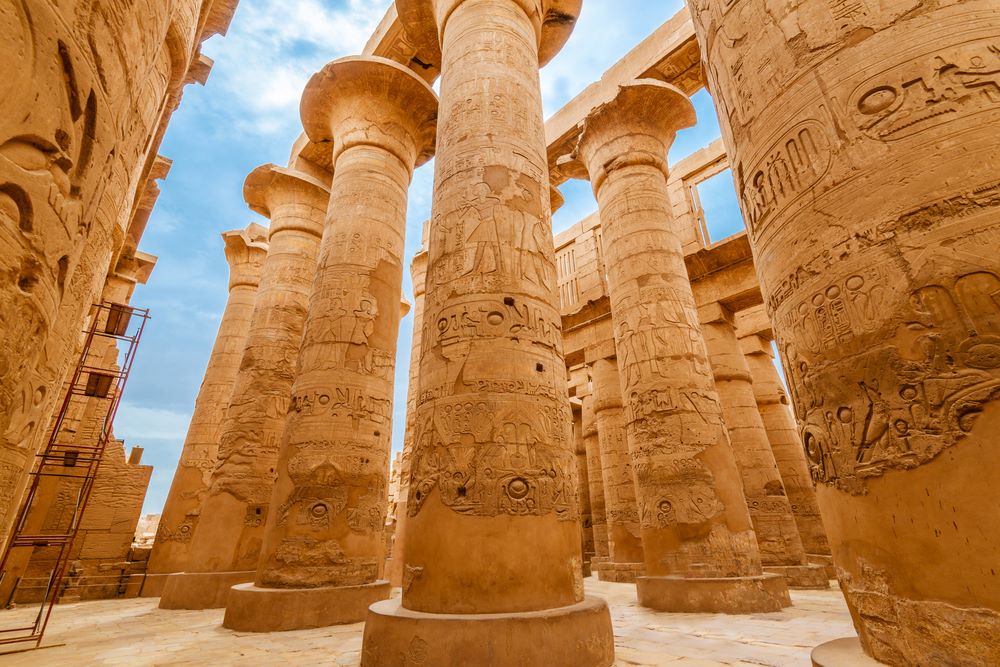 “هنا” برجراف عن الاماكن السياحية فى مصر باللغة الانجليزية