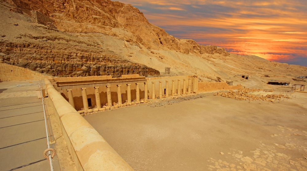 “هنا” برجراف عن الاماكن السياحية فى مصر باللغة الانجليزية
