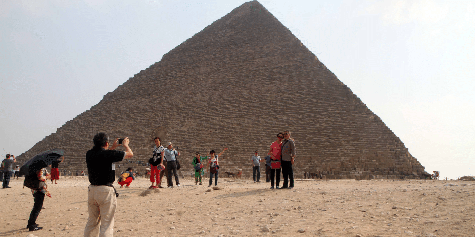التقاط الصور في منطقة أهرامات الجيزة