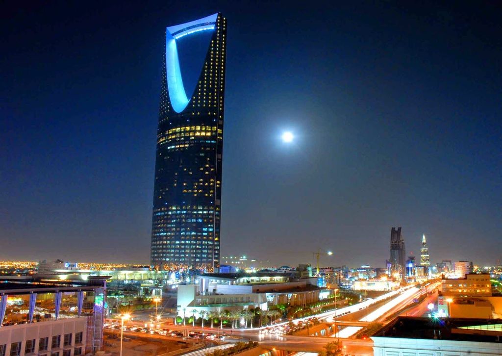 برج المملكة من الداخل جولة في أشهر مطاعم وفنادق ومحلات برج الرياض