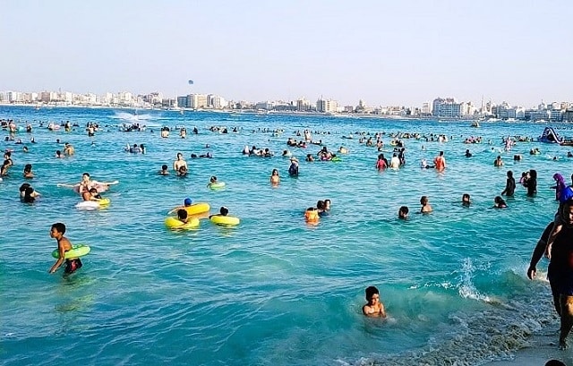 المصطافين في شاطئ الغرام