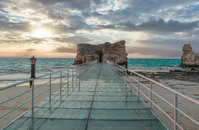 الممر الزجاجي المؤدي إلى حمامات كليوباترا