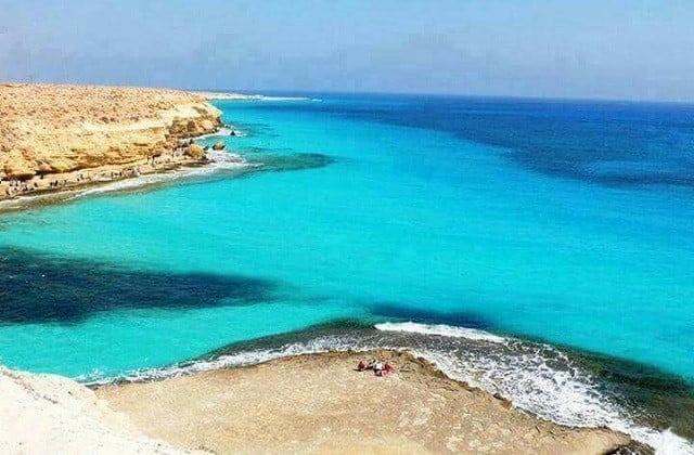 مياه شاطئ عجيبة الصافية