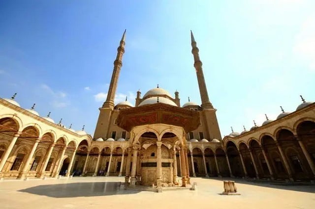 الفناء الداخلي للمسجد