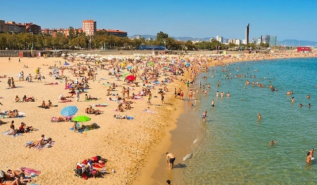 شاطئ بوجاتيل في برشلونة