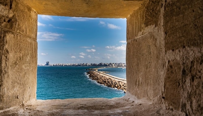 إطلالة ساحرة على لبحر من داخل غرف القلعة
