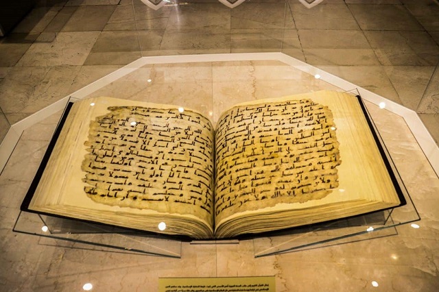 نسخة قديمة من القرآن الكريم داخل المتحف