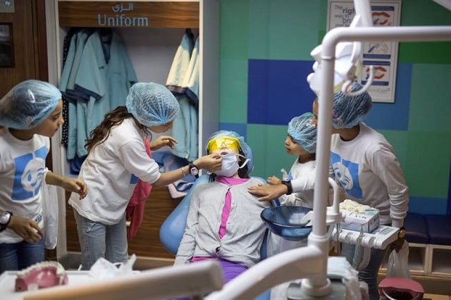 الأطفال يحاكون مهنة الطب