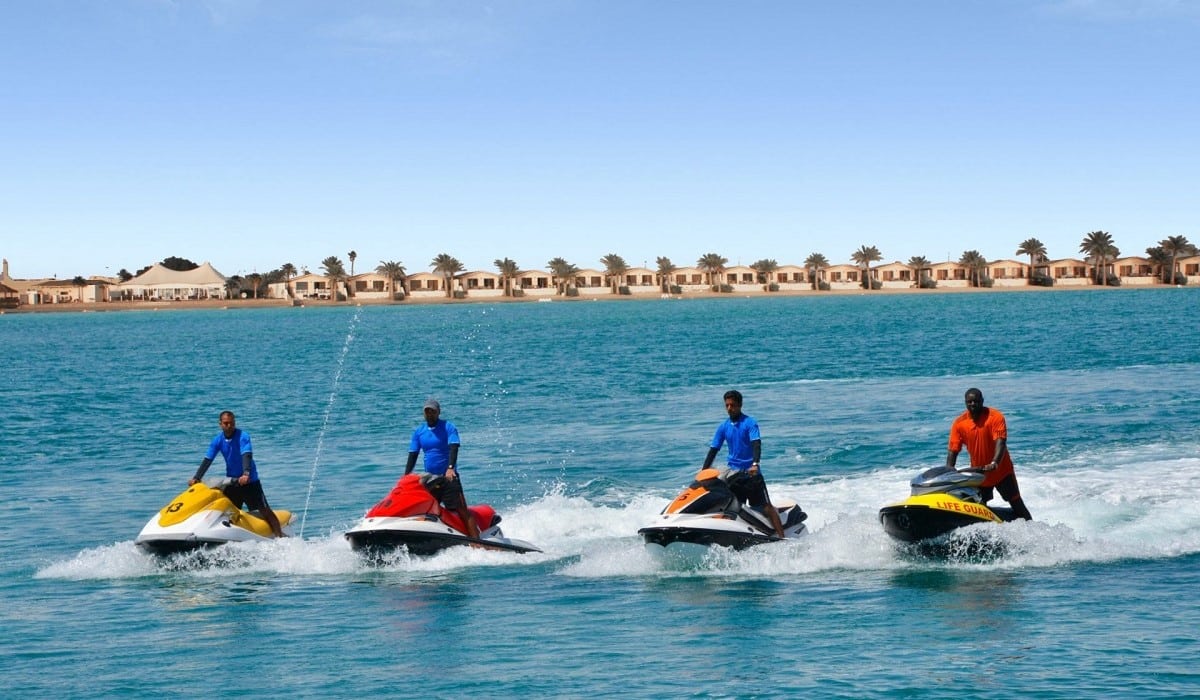 الأنشطة المائية في شاطئ هاف مون