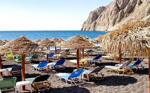 إحدى شواطئ جزيرة سانتوريني