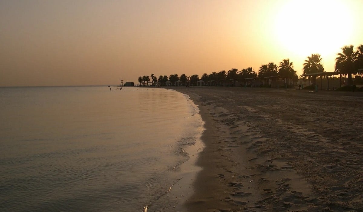 شاطئ نصف القمر الهاف مون