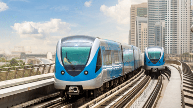 خريطة محطات مترو دبي مع توضيح الخطوط الرئيسية وأقرب المحطات للمعالم السياحية في دبي.