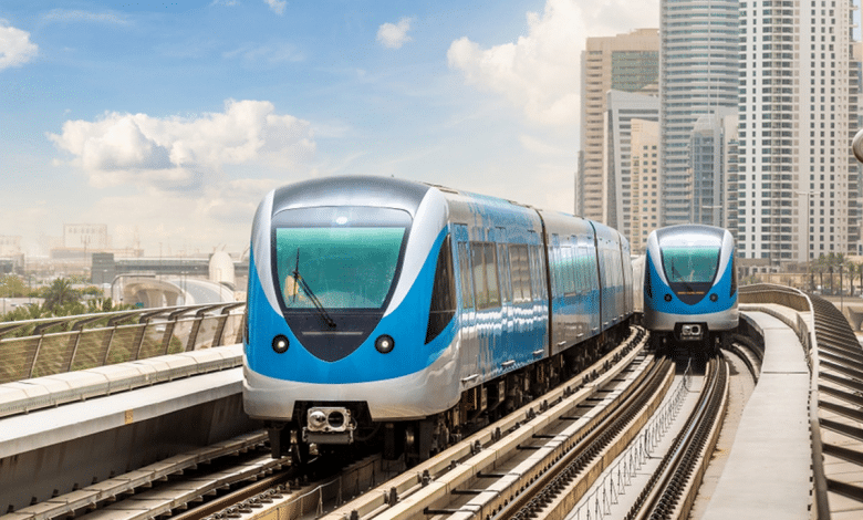 خريطة محطات مترو دبي مع توضيح الخطوط الرئيسية وأقرب المحطات للمعالم السياحية في دبي.