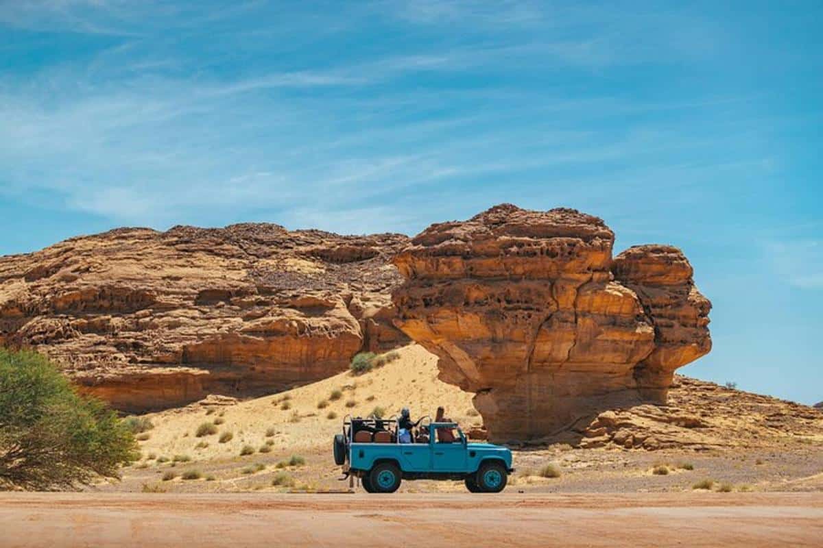 جولة رائعة في الحِجر في سيارة لاند روفر عتيقة