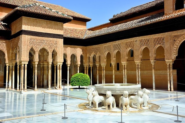 فناء الأسود في قصر الحمراء