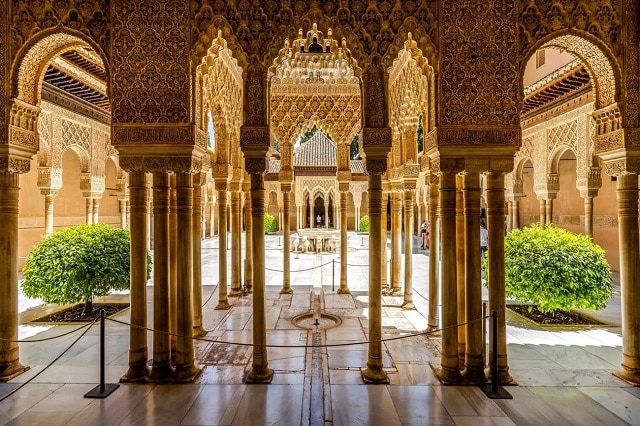 الأعمدة المزخرفة في قصر الحمراء