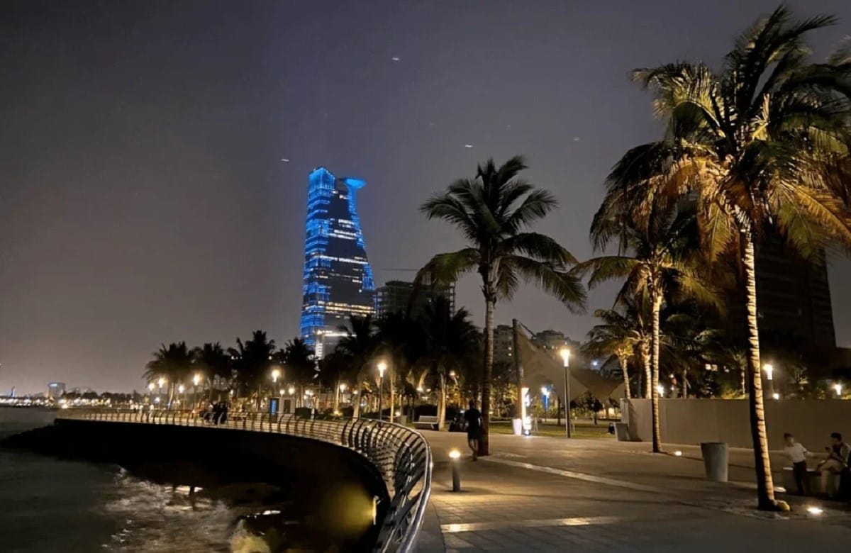 المشي على كورنيش جدة الجديد