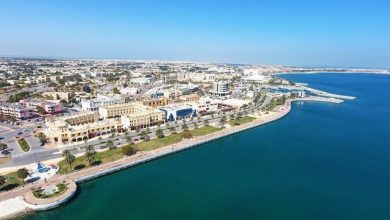 شواطئ الجبيل مع مياه صافية