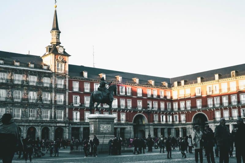 ساحة اين مدريد تقع اين تقع