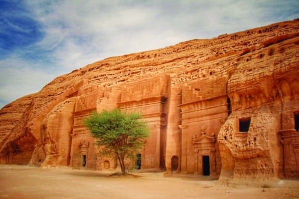 اين تقع مدائن صالح في السعودية سر 131 مقبرة منحوتة في الصخر الرحالة