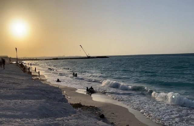 مشهد الغروب في شاطئ مدينة العلمين الجديدة