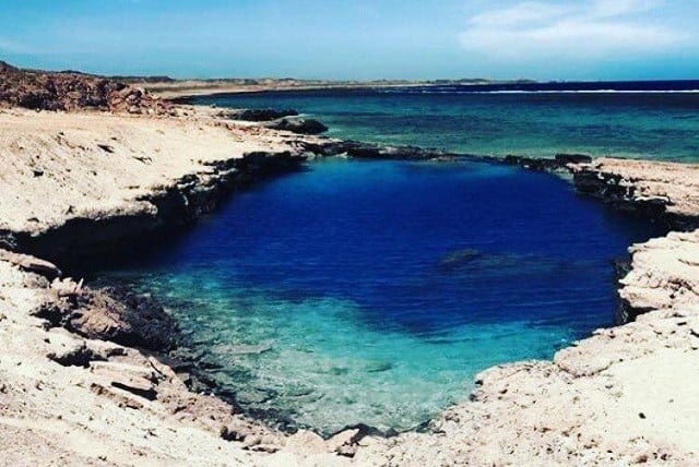 شاطئ بحيرة النيزك في مرسى علم