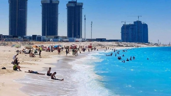 شاطئ مدينة العلمين الجديدة المجاني