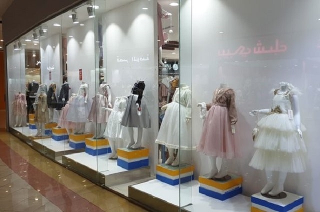 متاجر ملابس الأطفال في المول