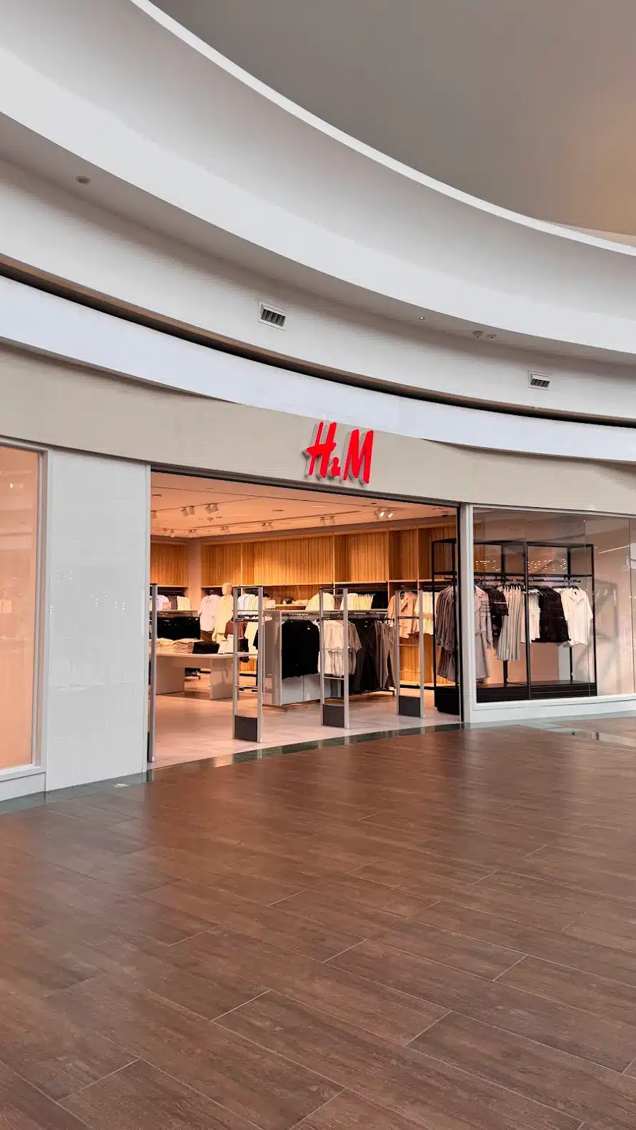متجر H&M داخل المول