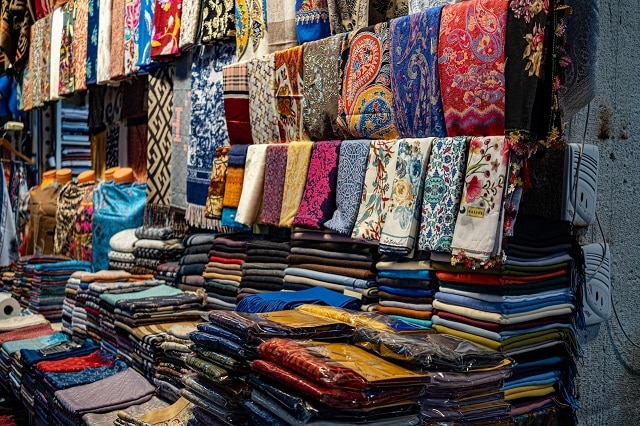 محلات الأقمشة الفاخرة في السوق