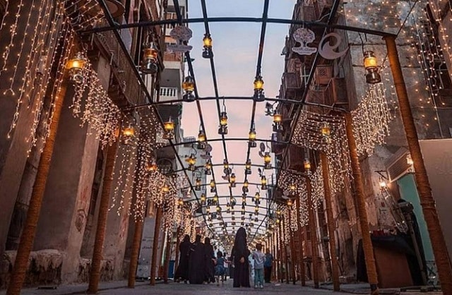 أجواء سوق البوادي ليلًا