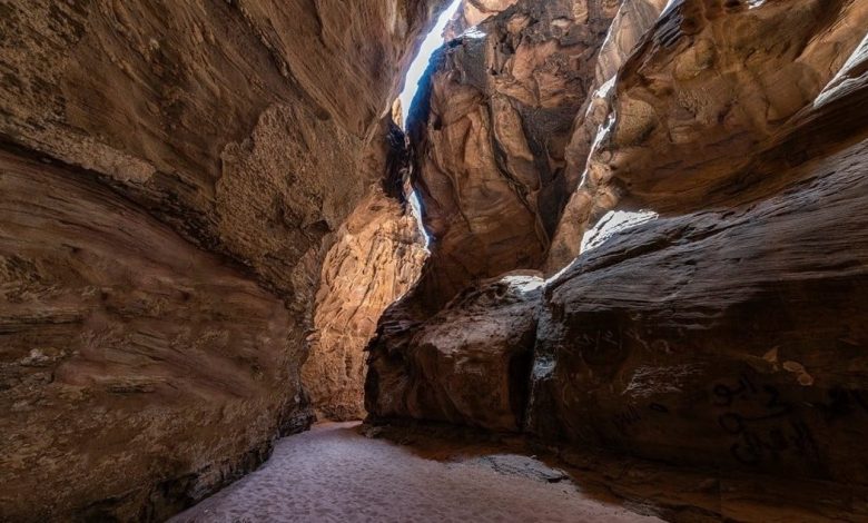المغارة المظلمة في تبوك السعودية