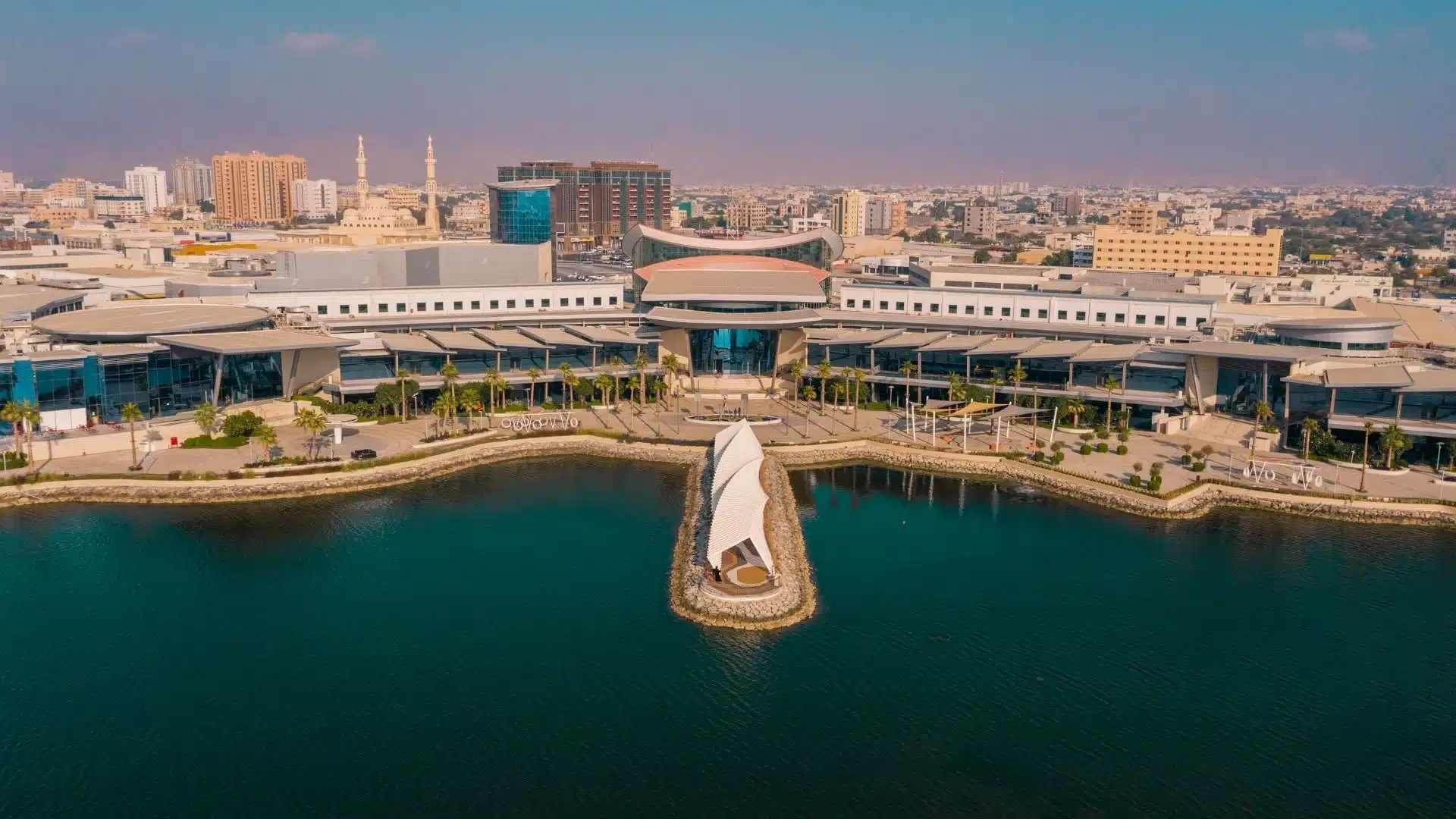 صورة بانورامية لـ المنار مول رأس الخيمة كاملًا
