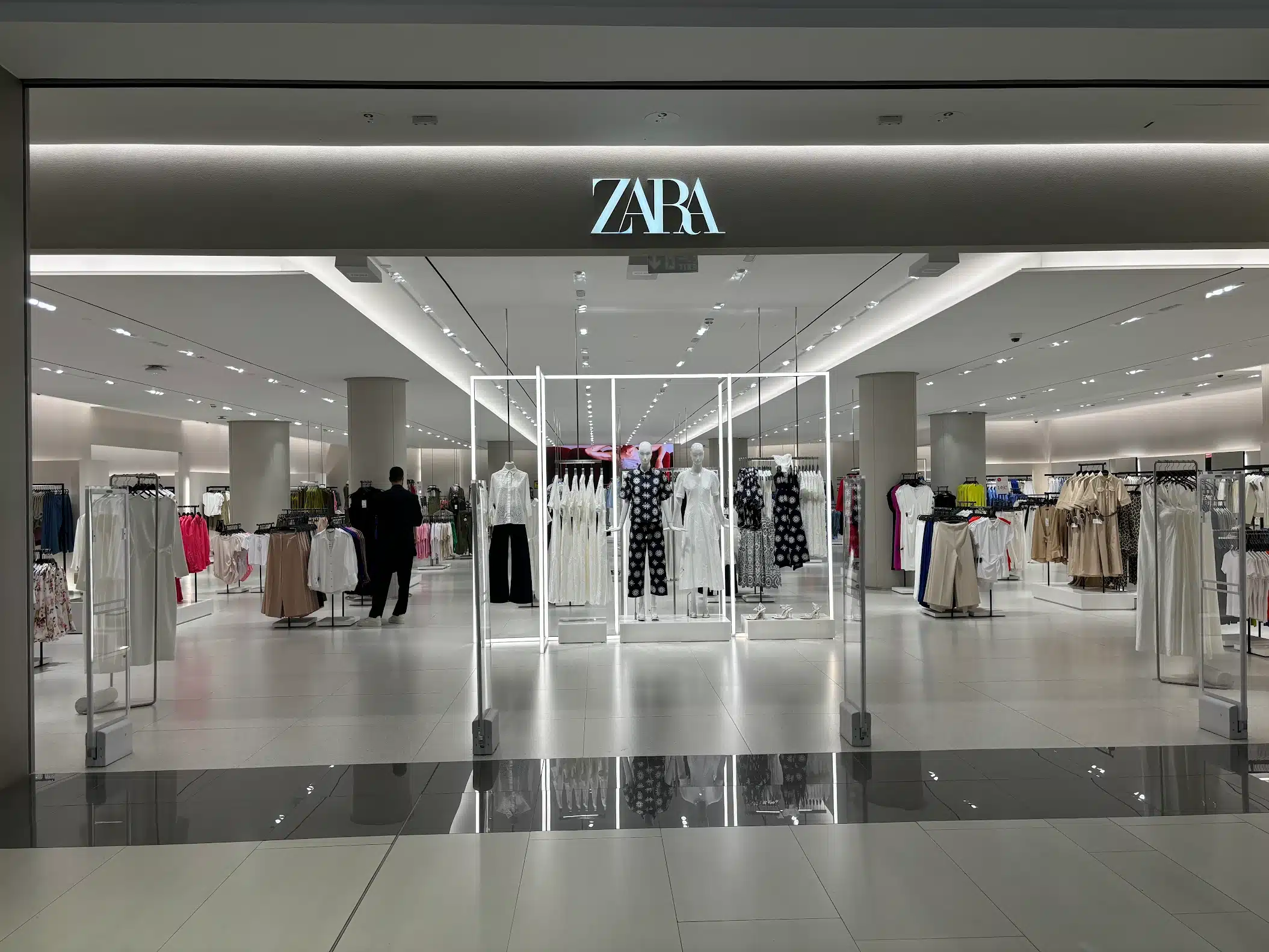 محل اZARA داخل المول