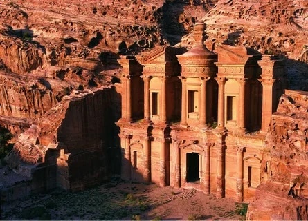 البتراء – مدينة وردية في الأردن