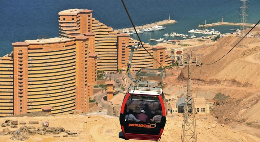 التلفريك في بورتو السخنة مع البحر والصحراء الشرقية