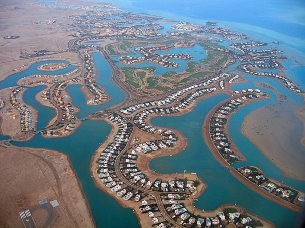 صورة جوية لمنتجع الجونة مع البحر الأحمر