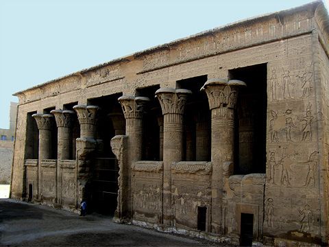 زخارف معبد خنوم الفرعوني داخل الموقع الأثري