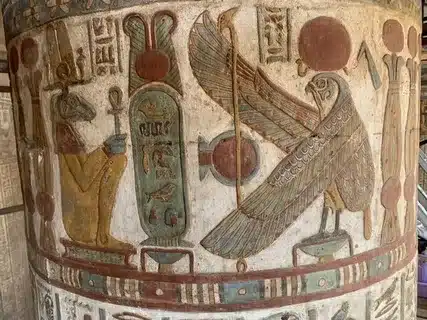 تفاصيل الزخارف والنقوش على جدران معبد خنوم