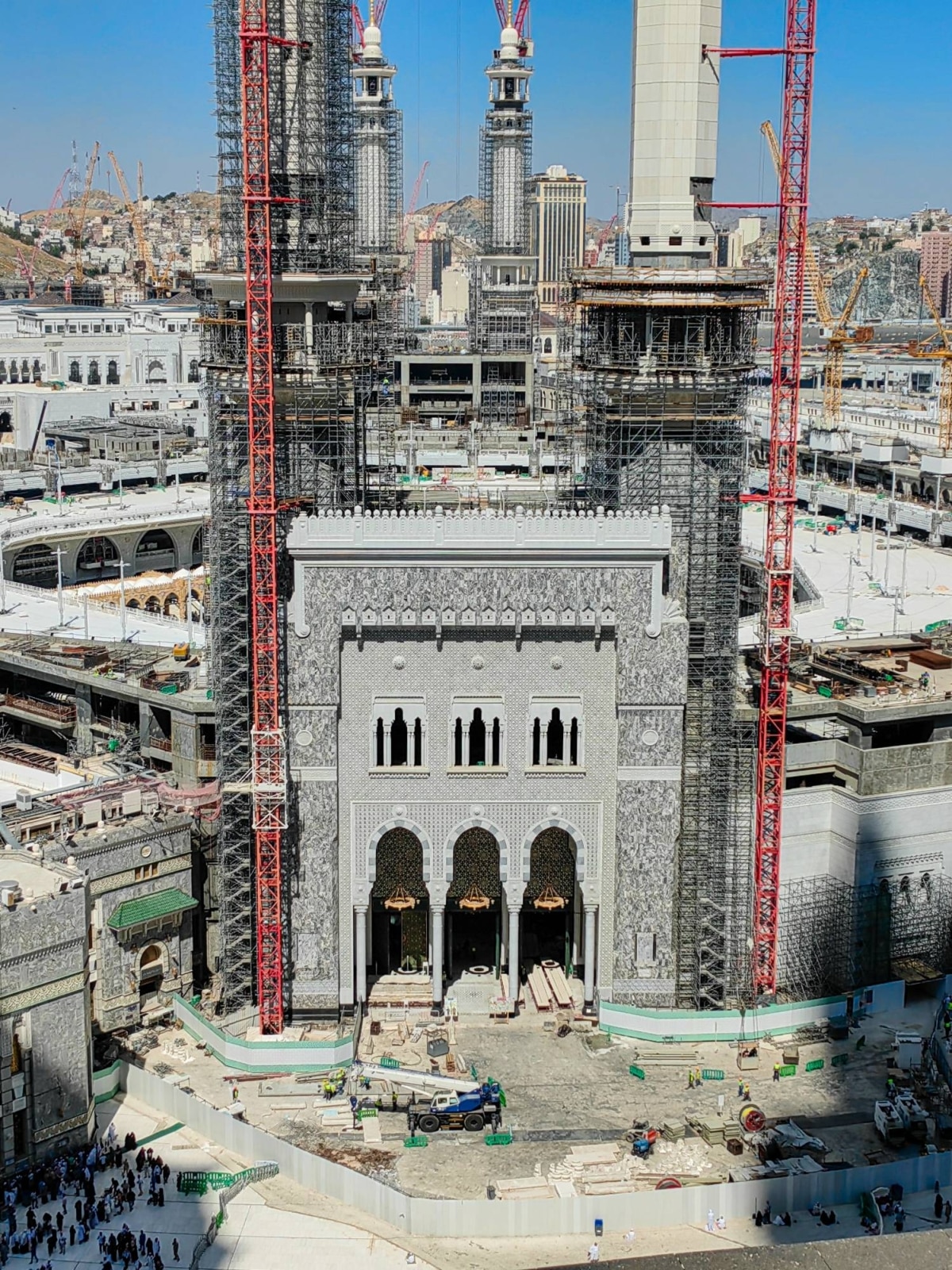 مرحلة تجهيزات باب الملك عبد العزيز في الحرم المكي