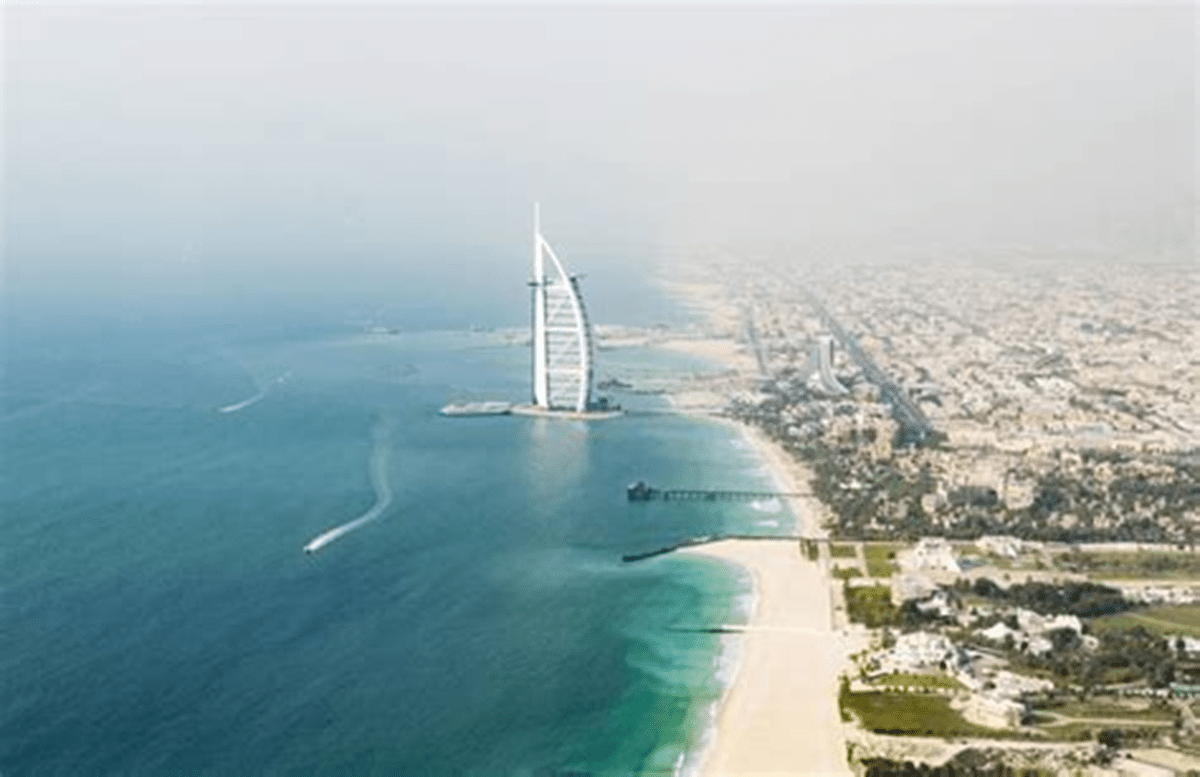 مشهد بانورامي لشاطئ الممزر مع برج خليفة