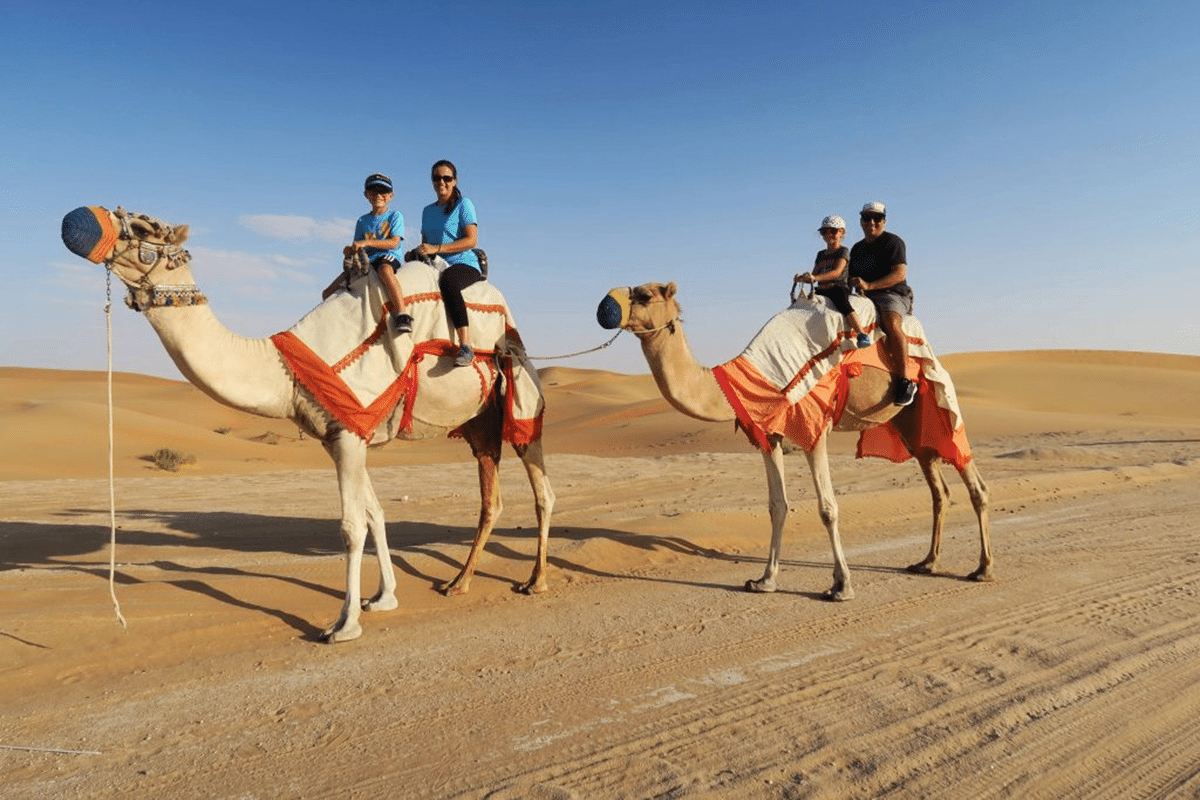 أطفال يستمتعون في رحلات سفاري دبي