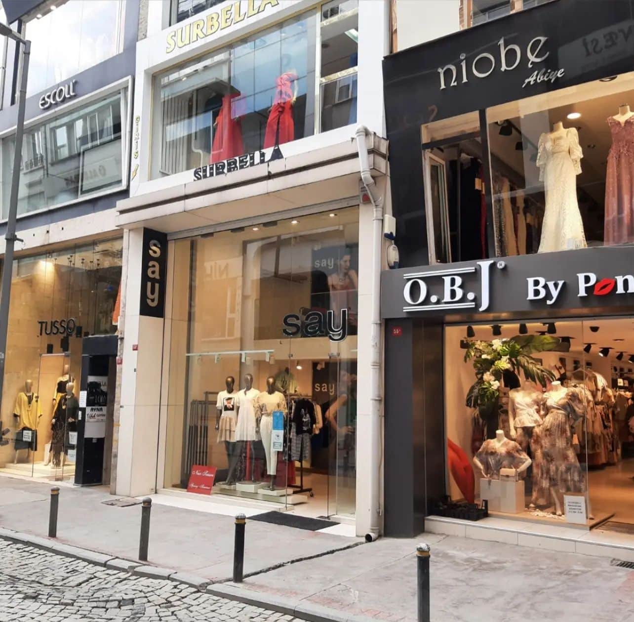 بعض المحلات في سوق عثمان بيه