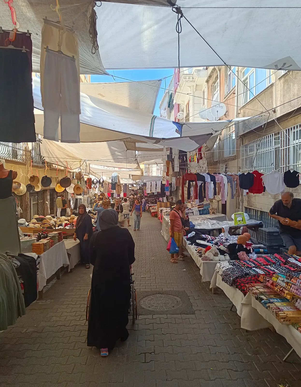 داخل السوق