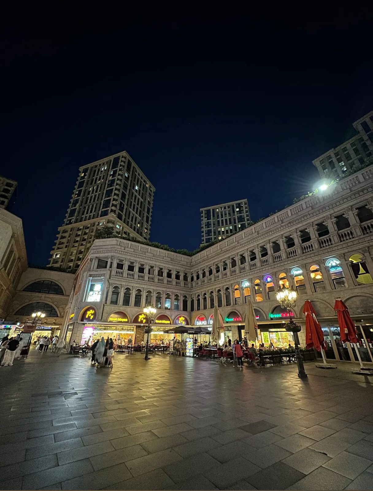 المتاجر في الساحة الخارجية للمول
