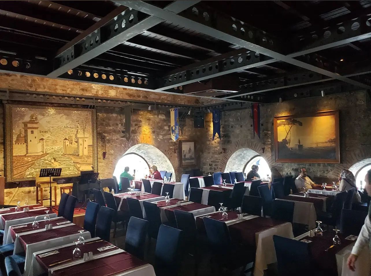 مطعم داخل البرج
